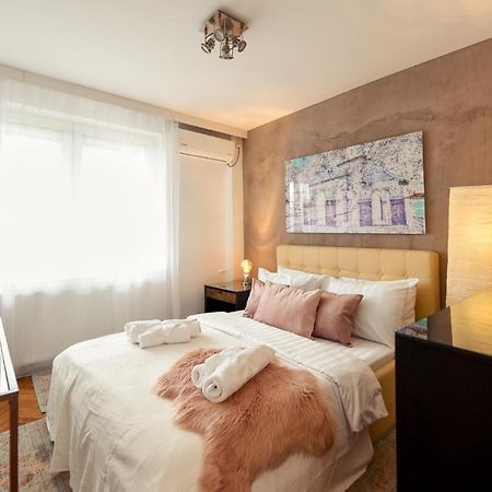 New - Elegant Duplex With Amazing View & Balcony - Homey Residence Bukares Bagian luar foto
