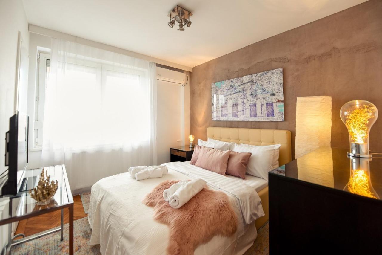 New - Elegant Duplex With Amazing View & Balcony - Homey Residence Bukares Bagian luar foto