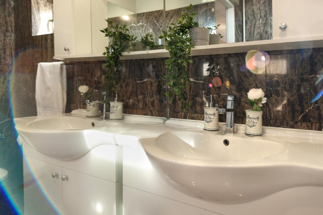 New - Elegant Duplex With Amazing View & Balcony - Homey Residence Bukares Bagian luar foto